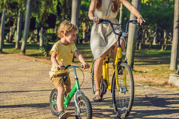 Mãe Filho Andar Bicicleta Livre Sorrindo — Fotografia de Stock