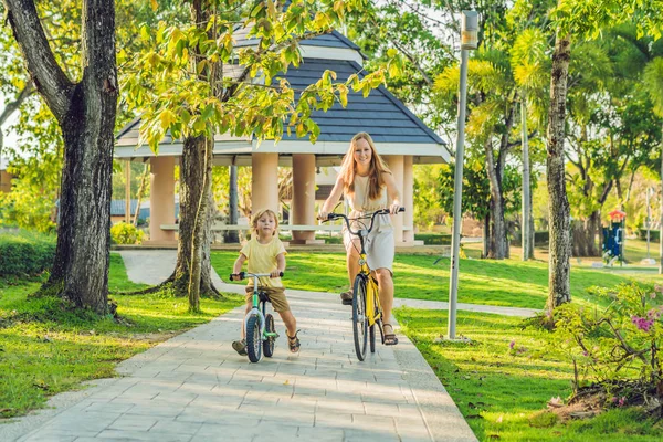 Μητέρα Και Γιος Ιππασία Ποδήλατα Στην Ύπαιθρο Και Χαμογελαστός — Φωτογραφία Αρχείου