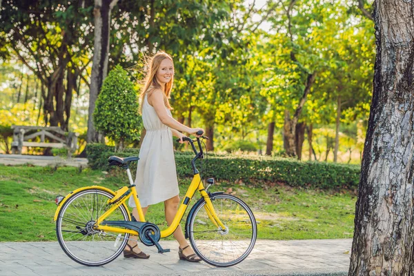 Bisiklet Park Ile Yaz Aylarında Yürüyen Kadın — Stok fotoğraf