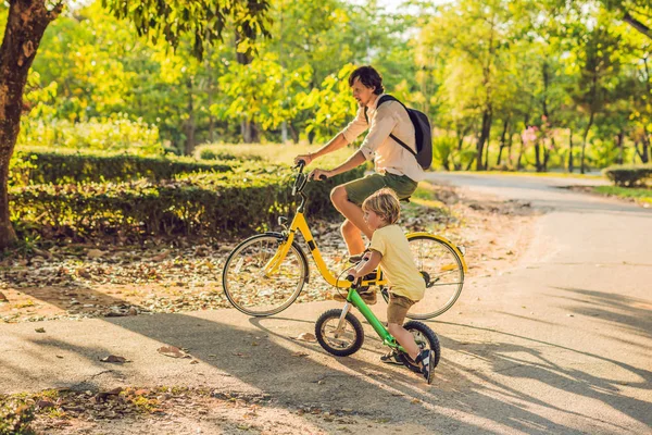 Baba Oğlu Açık Havada Bisiklet Sürme Gülümseyen — Stok fotoğraf