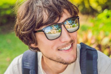 Erkek turist Wat Chalong at arıyorsunuz Phuket en önemli tapınak olduğunu... Tapınağın içinde gözlük yansıma