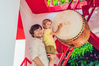Baba ve oğul turist Wat Chalong Phuket en önemli Tapınağı görüntüdür. Çocuk kavramı ile seyahat