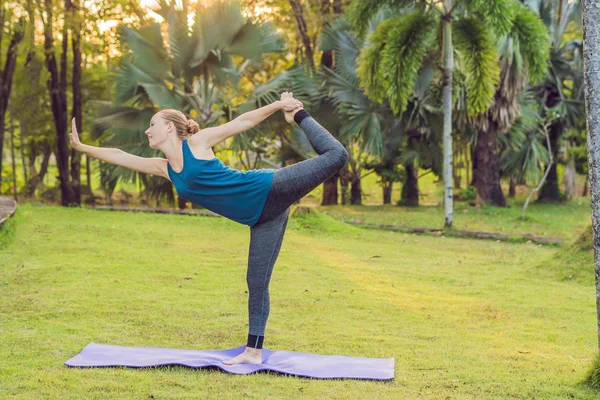 Ung Kvinna Utövar Yoga Tropisk Park Dagtid — Stockfoto