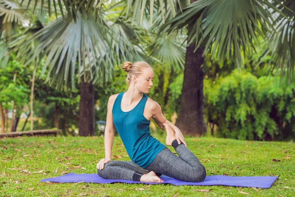 Ung Kvinna Utövar Yoga Tropisk Park Dagtid — Stockfoto