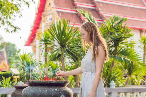 Mulher Turista Fundo Templo Tailandês Wat Chalong — Fotografia de Stock