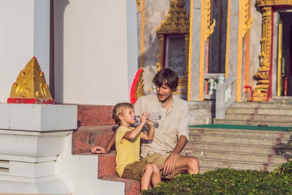 Vader Zoon Toeristen Kijken Wat Chalong Belangrijkste Tempel Van Phuket — Stockfoto