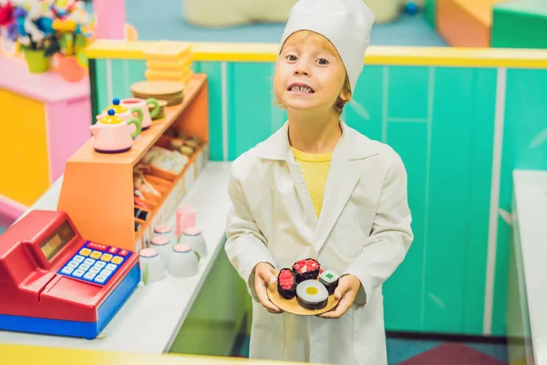 Der Junge Spielt Das Spiel Als Wäre Koch Oder Bäcker — Stockfoto