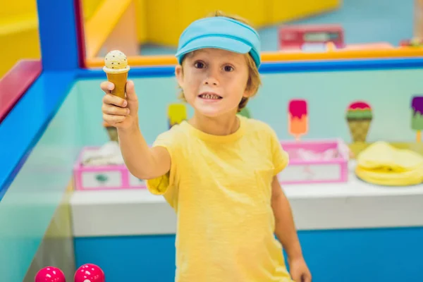 Los Niños Juegan Como Vendedor Helados Heladería — Foto de Stock