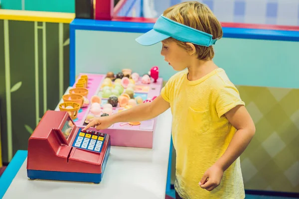 Los Niños Juegan Como Vendedor Helados Heladería — Foto de Stock