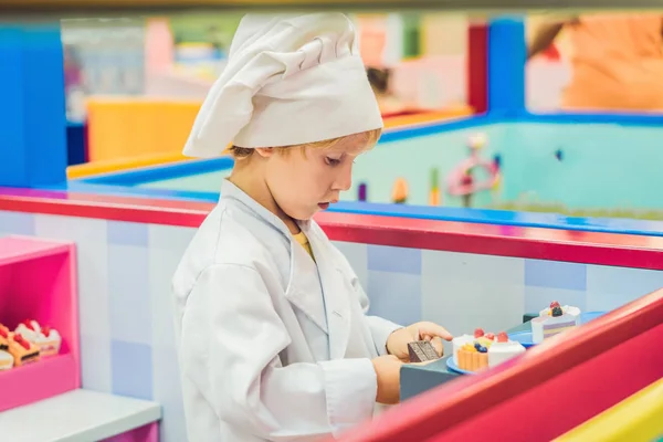 Niño Juega Juego Como Fuera Cocinero Panadero Cocina Niño —  Fotos de Stock