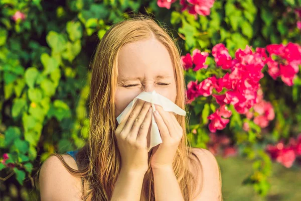 花粉アレルギーの概念 若い女性は くしゃみをする予定です 開花木を背景に — ストック写真