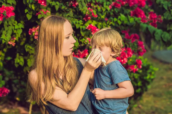 Mom Looks His Son Who Allergic Pollen — Stock Photo, Image