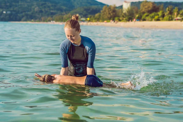 Instruktor Plavání Žena Pro Děti Učí Šťastný Chlapec Plavat Moři — Stock fotografie