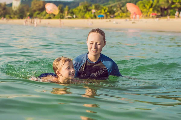 Donna Istruttrice Nuoto Bambini Sta Insegnando Ragazzo Felice Nuotare Nel — Foto Stock