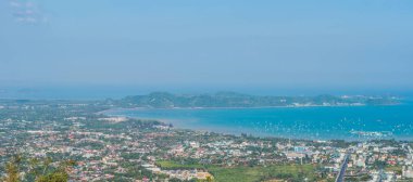 Büyük panorama yüksek açı görüntülemek güzel manzara Ao Chalong bay ve şehir sea side Phuket Eyaleti, Tayland.