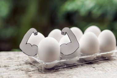 Kaslı yumurta, yumurta protein, spor ve beslenme, diyet için kas bina kavramı.