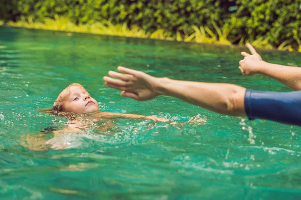Schwimmlehrerin Für Kinder Bringt Einem Glücklichen Jungen Das Schwimmen Pool — Stockfoto