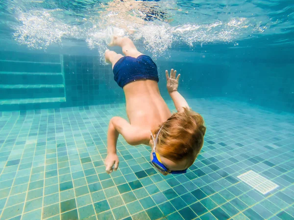 Παιδί Αγόρι Υποβρύχια Κολύμβηση Πισίνα Χαμογελαστό Και Κρατώντας Την Αναπνοή — Φωτογραφία Αρχείου