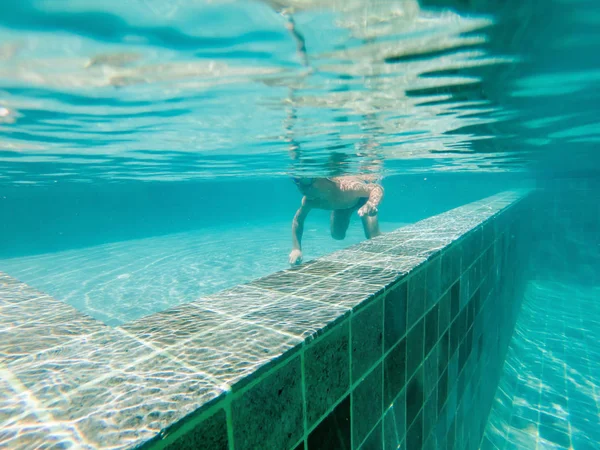Παιδί Αγόρι Υποβρύχια Κολύμβηση Πισίνα Χαμογελαστό Και Κρατώντας Την Αναπνοή — Φωτογραφία Αρχείου