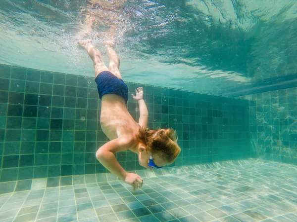 Junge Schwimmt Unter Wasser Pool Lächelt Und Hält Mit Schwimmbrille — Stockfoto