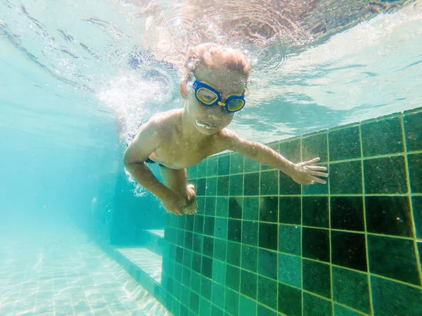 Chłopiec Dziecko Pływanie Pod Wodą Basenie Uśmiechając Się Gospodarstwa Oddech — Zdjęcie stockowe