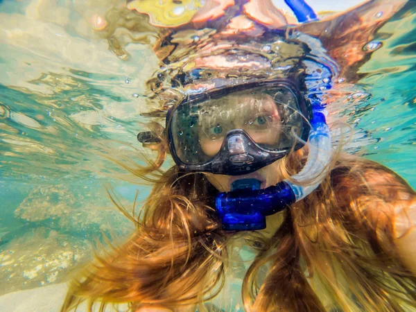 Žena Šnorchlování Tropických Vodách Exotický Ostrov — Stock fotografie