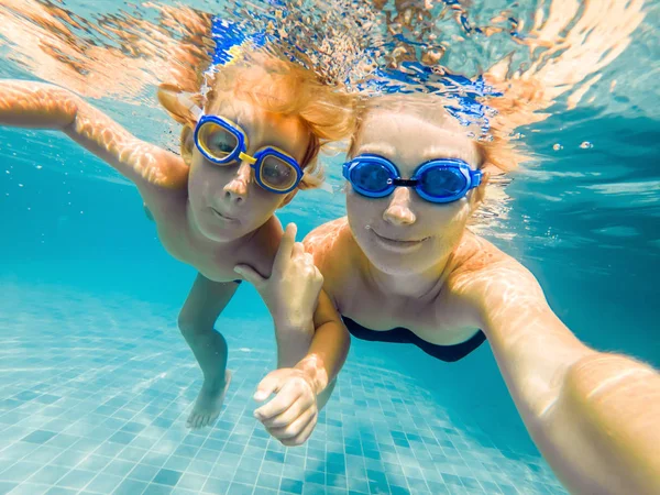Mutter Und Sohn Taucherbrille Schwimmen Pool Unter Wasser — Stockfoto
