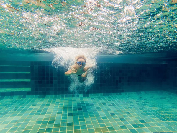 Junge Schwimmt Unter Wasser Pool Lächelt Und Hält Mit Schwimmbrille — Stockfoto