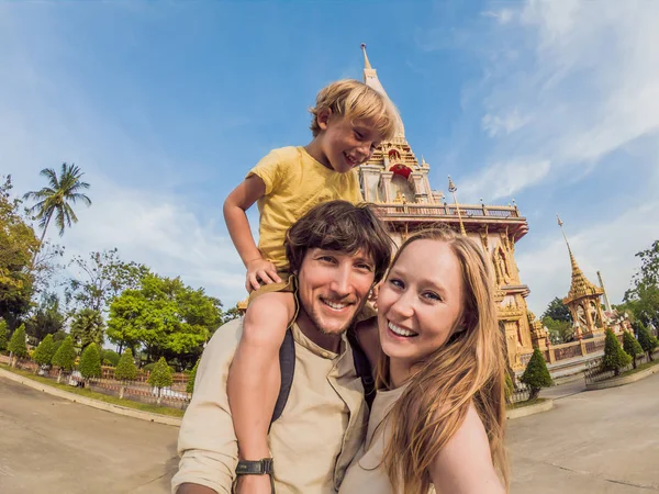Šťastná Rodina Turistů Pozadí Wat Chalong Thajsku Cestování Dětmi Koncepcí — Stock fotografie