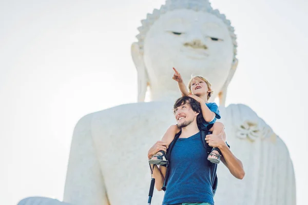 Turisti Padre Figlio Sulla Statua Del Grande Buddha Stato Costruito — Foto Stock