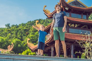 Mutlu turist baba ve oğul Pagoda içinde. Asya kavramı için seyahat. Bir bebek kavramı ile seyahat.