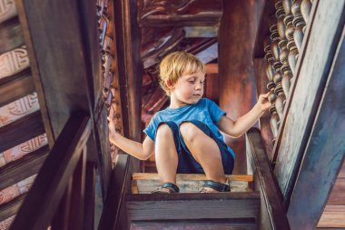 Pagoda çocuk turist. Asya kavramı için seyahat. Bir bebek kavramı ile seyahat.