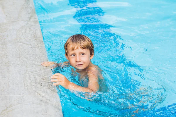 Attività Piscina Bambini Nuotano Giocano Acqua Felicità Estate — Foto Stock