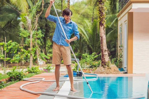 Mannelijke Schoner Van Zwembad Man Een Blauw Shirt Met Reinigingsapparatuur — Stockfoto