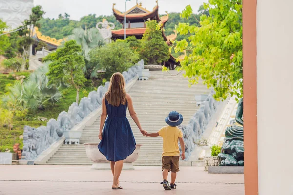 Felices Turistas Mamá Hijo Pagoda Viajar Asia Concepto Viajar Con — Foto de Stock