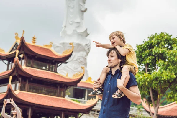 Happy Tourists Dad Son Pagoda Travel Asia Concept Traveling Baby — Stock Photo, Image