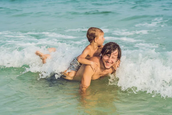 Papà Gioca Con Figlio Mare Giorno — Foto Stock