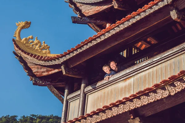 Turystów Szczęśliwy Tata Syn Pagoda Podróż Koncepcji Asia Podróżowanie Pojęciem — Zdjęcie stockowe