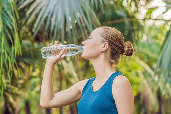 Wanita Sporty Yang Menarik Minum Air Dari Botol Setelah Jogging — Stok Foto