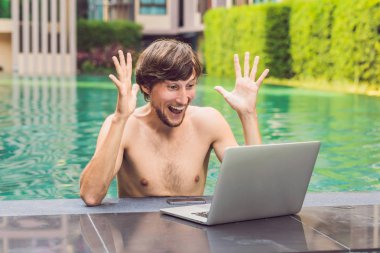 Tatil Yüzme Havuzu yanında çalışan genç serbest meslek