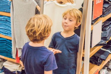 Küçük çocuk giyim çocuk giyim mağazası üzerinde çalışıyordu