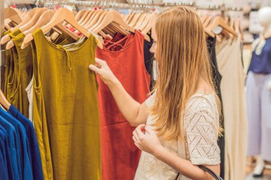 Alışveriş Merkezi veya giyim mağazası giysiler seçmek torbaları ile mutlu genç kadın 