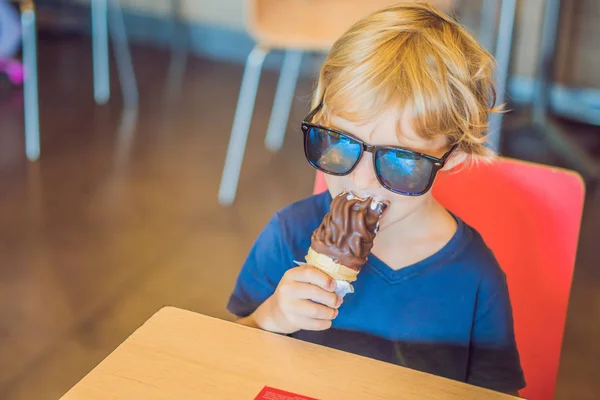 Küçük çocuk bir kafede dondurma yeme — Stok fotoğraf