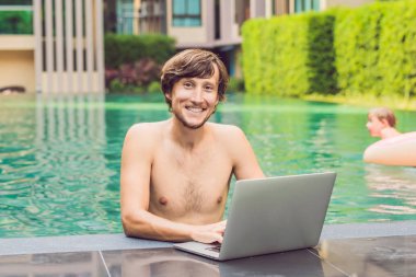 Tatil Yüzme Havuzu yanında çalışan genç serbest meslek