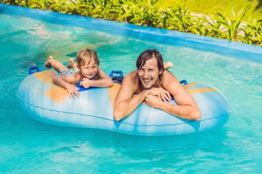 Baba ve oğul su park eğlenmek.