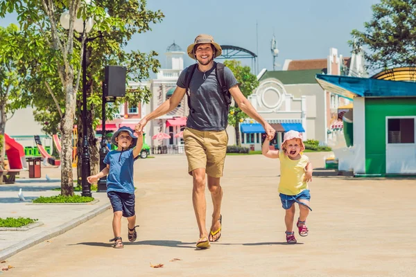 Mutlu aile parkta eğleniyor..