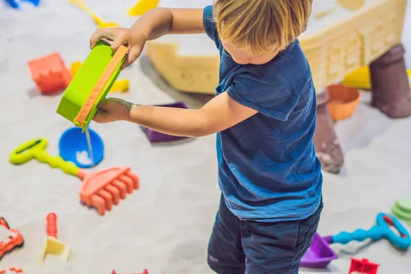 Junge Spielt Der Vorschule Mit Sand Die Entwicklung Eines Feinmotorischen — Stockfoto