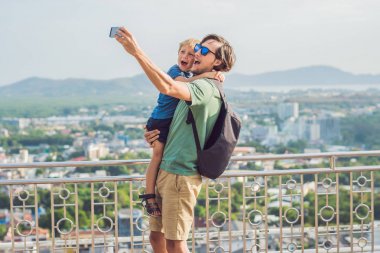 Baba ve oğul yüksek görünümünde Phuket Görünüm noktası Rang Hill Phuket Tayland.