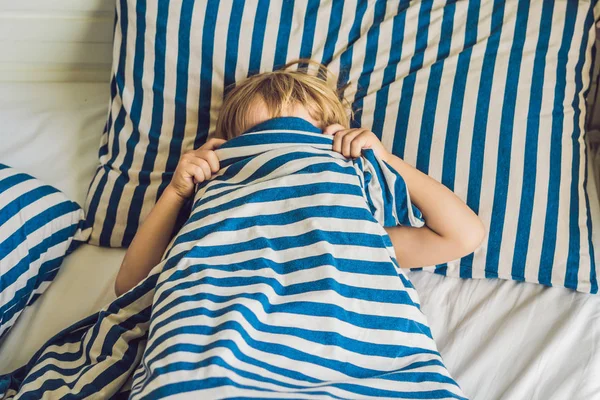 Lindo Niño Despertando Cama Concepto Sueño Infantil —  Fotos de Stock