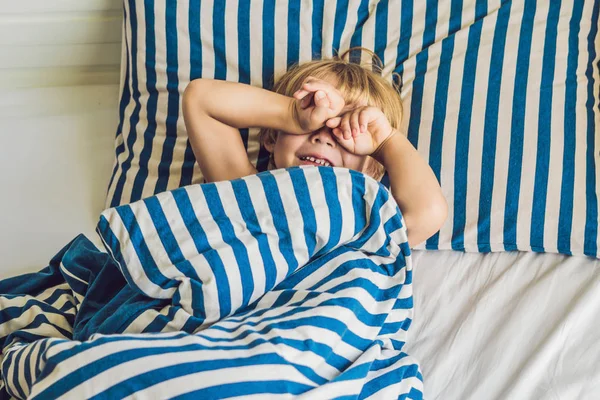 Lindo Niño Despertando Cama Concepto Sueño Infantil —  Fotos de Stock